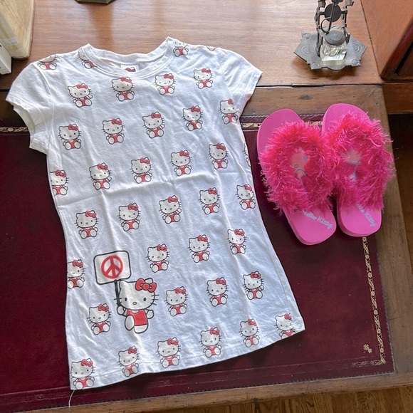 Hello Kitty SET OF 2 Feather Flip Flops Size 7 8 PEACE Hello Kitty White T Shirt - Picture 4 of 16
